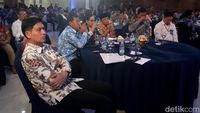 Bupati Indramayu Lucky Hakim (sebelah kiri)